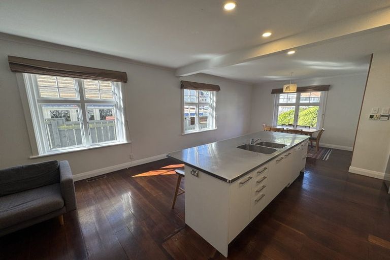 Photo of property in 14 Glen Road, Kelburn, Wellington, 6012