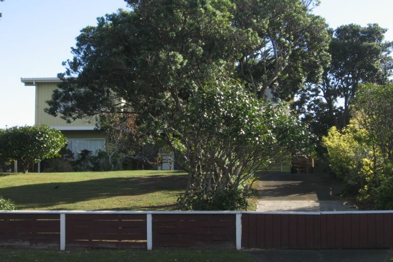 Photo of property in 137 Tutere Street, Waikanae Beach, Waikanae, 5036