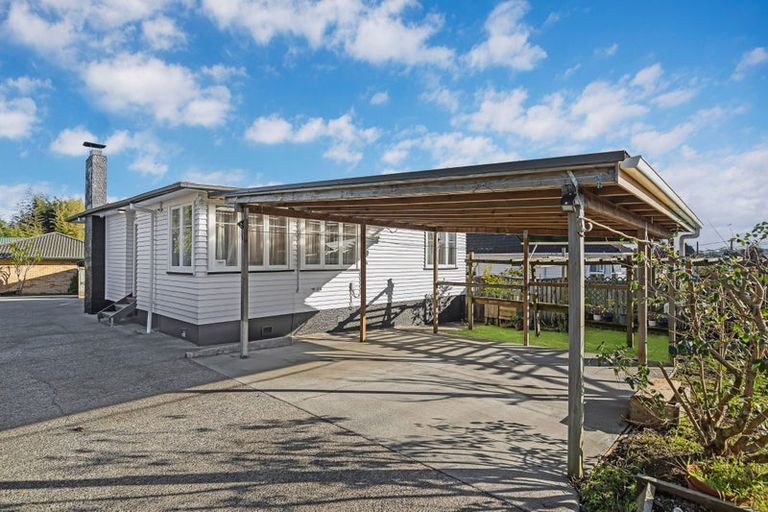Photo of property in 71 Larnoch Road, Henderson, Auckland, 0610