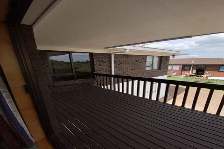 Photo of property in 1 Kingsclere Place, Goodwood Heights, Auckland, 2105