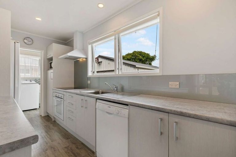 Photo of property in 27 Blanes Road, Weymouth, Auckland, 2103