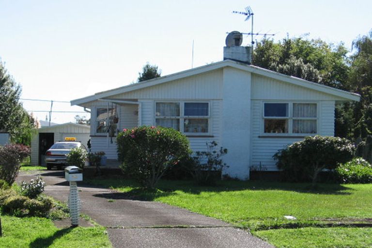 Photo of property in 98 Edgewater Drive, Pakuranga, Auckland, 2010