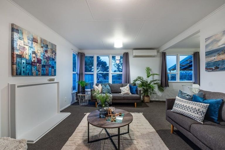 Photo of property in 32 Beauzami Crescent, Ascot Park, Porirua, 5024