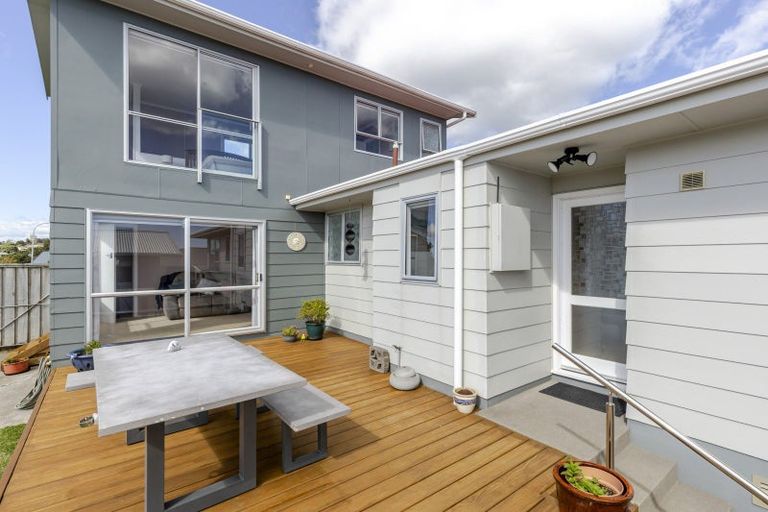 Photo of property in 100 Riversdale Drive, Merrilands, New Plymouth, 4312