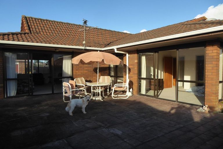 Photo of property in 15 Bosnyak Drive, Te Atatu South, Auckland, 0610