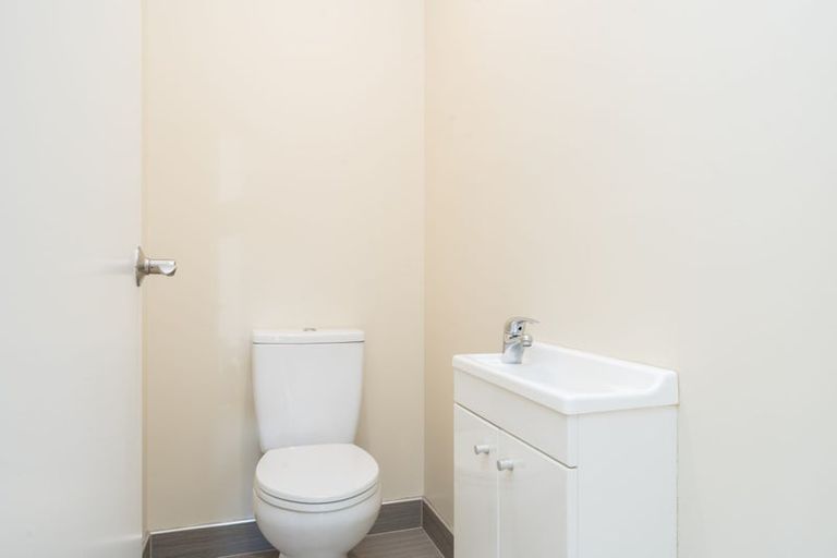 Photo of property in 16h Lincoln Road, Henderson, Auckland, 0610