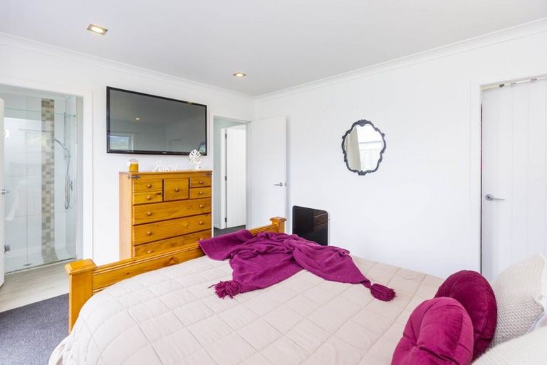 Photo of property in 4 Citrine Grove, Timberlea, Upper Hutt, 5018