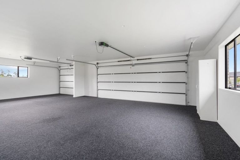 Photo of property in 28 Kilmacrennan Drive, Rosehill, Papakura, 2113