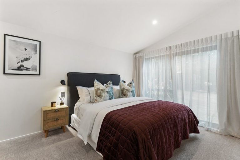 Photo of property in 32 Evergreen Place, Sunshine Bay, Queenstown, 9300