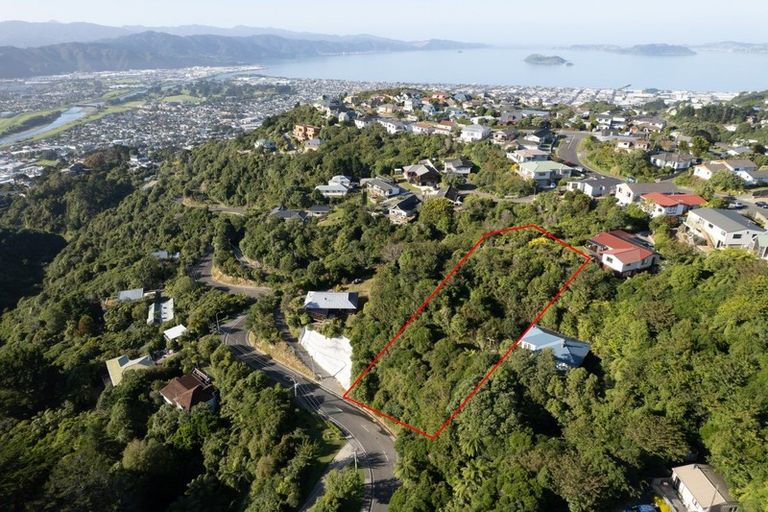 Photo of property in 131-133 Miromiro Road, Normandale, Lower Hutt, 5010