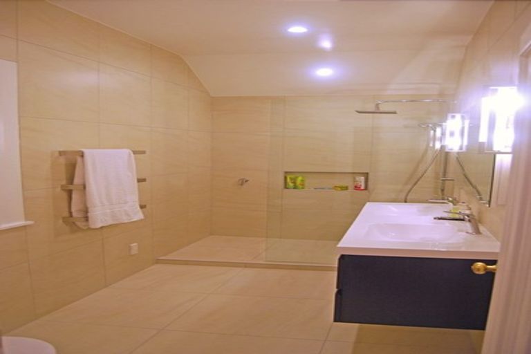 Photo of property in 16 Bridge View Road, Birkenhead, Auckland, 0626