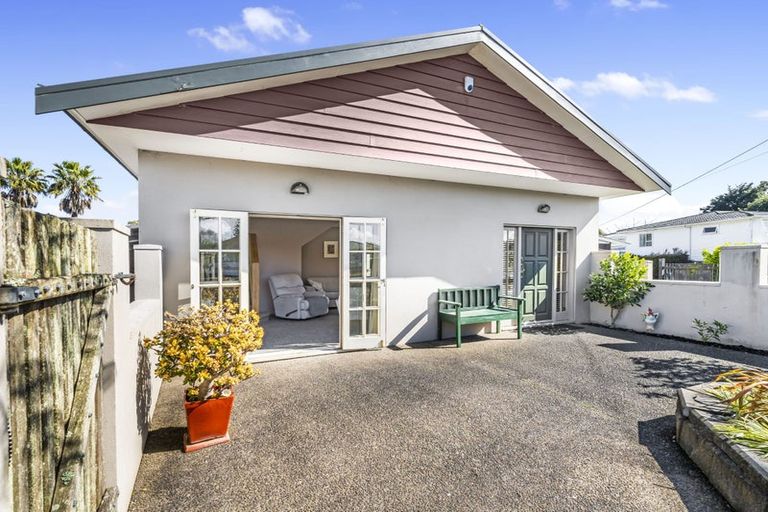 Photo of property in 66 Yeovil Road, Te Atatu Peninsula, Auckland, 0610