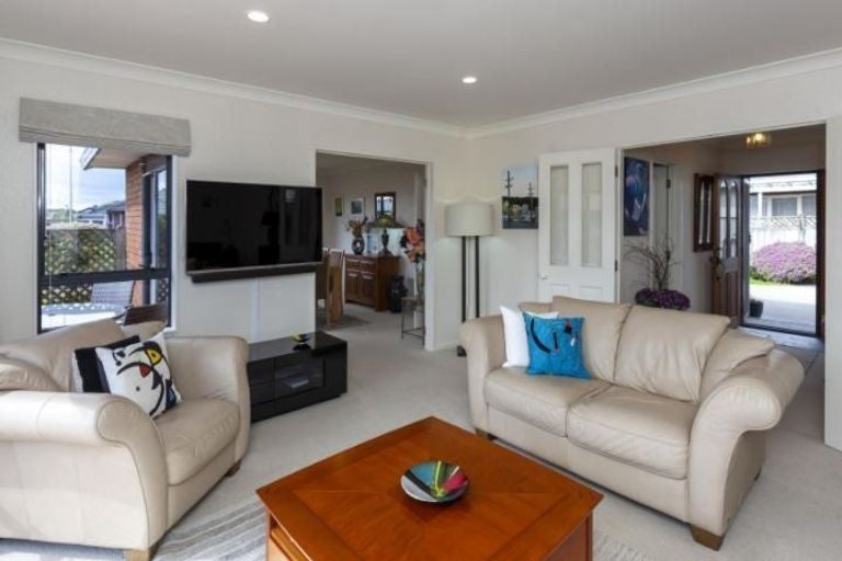 Photo of property in 8 Cranbrook Grove, Waikanae, 5036