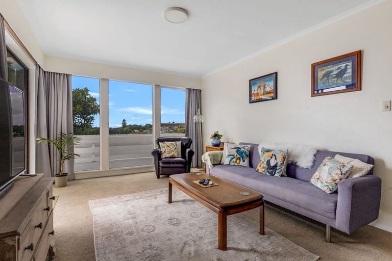 Photo of property in 10 Lawry Street, Moturoa, New Plymouth, 4310