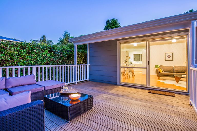 Photo of property in 17a Highland Avenue, Titirangi, Auckland, 0604