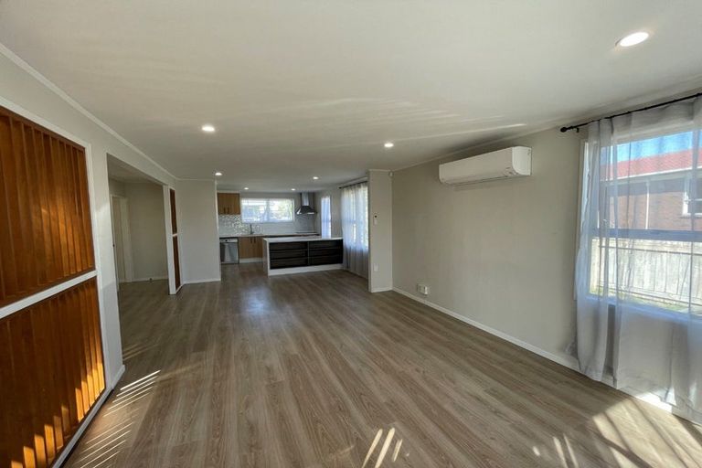 Photo of property in 2 Sabot Place, Massey, Auckland, 0614