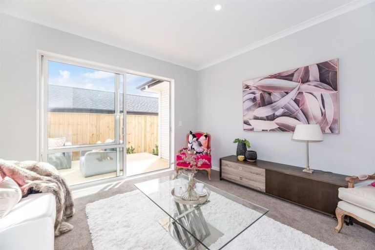 Photo of property in 17 Boocock Crescent, Orewa, 0931