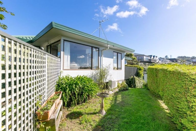 Photo of property in 6 Ashton Fitchett Drive, Brooklyn, Wellington, 6021