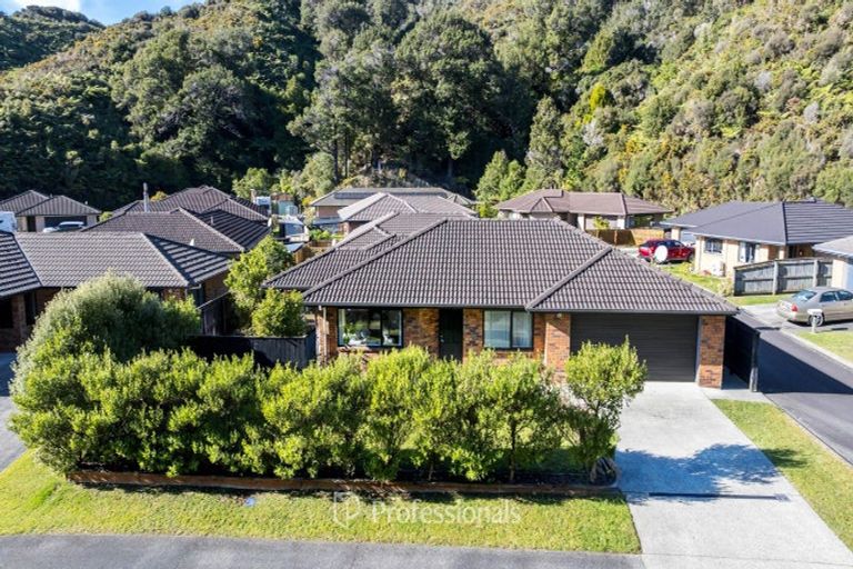Photo of property in 17 Aragon Grove, Kingsley Heights, Upper Hutt, 5018
