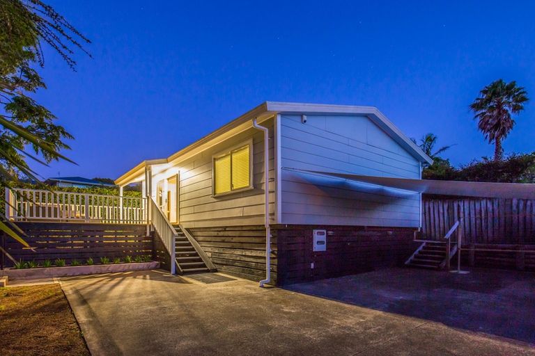 Photo of property in 17a Highland Avenue, Titirangi, Auckland, 0604