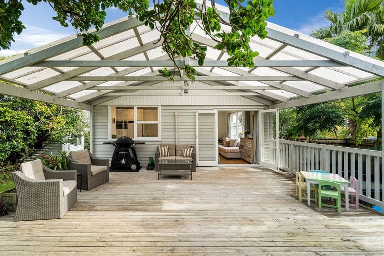 Photo of property in 2/276a Wairau Road, Glenfield, Auckland, 0627