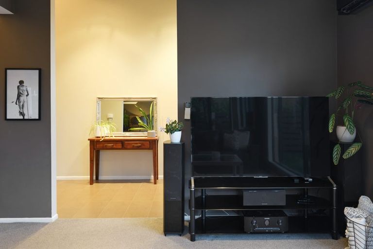 Photo of property in 19 South Kensington Way, Henderson, Auckland, 0612