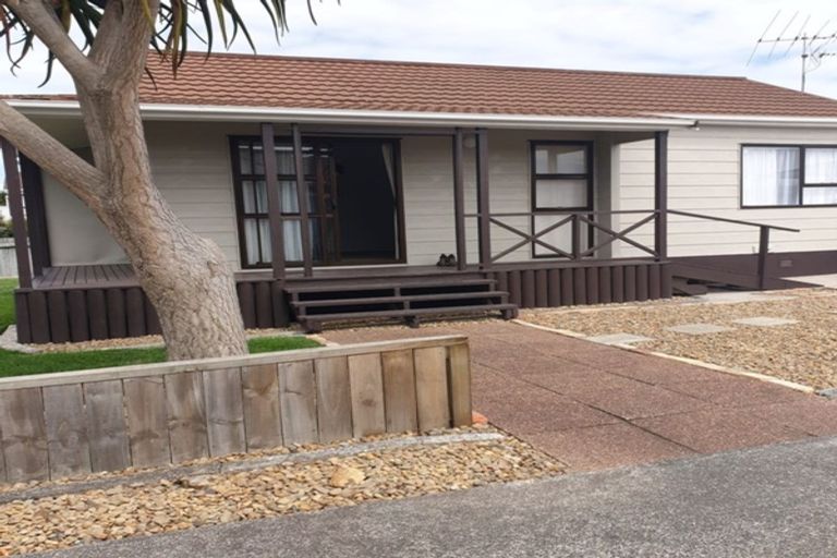 Photo of property in 24a Edgewater Parade, Waiuku, 2123