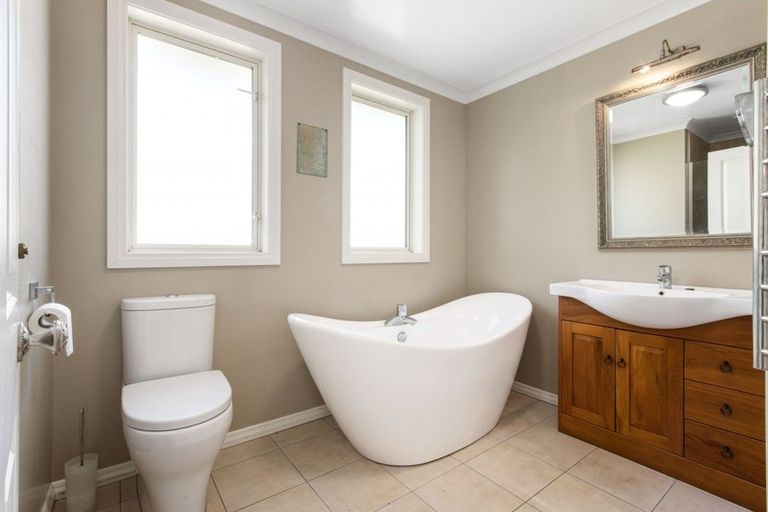 Photo of property in 16 Lucknow Road, Havelock North, 4130