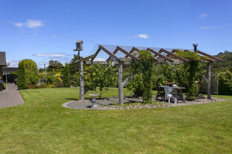 Photo of property in 71 Loch Views Road, Acacia Bay, Taupo, 3385