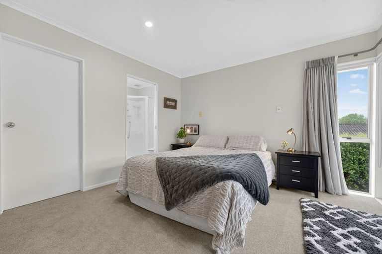 Photo of property in 40 Gillett Place, Botany Downs, Auckland, 2014