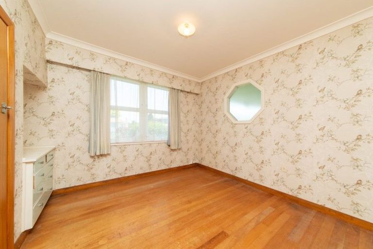 Photo of property in 2 York Place, Awapuni, Palmerston North, 4412