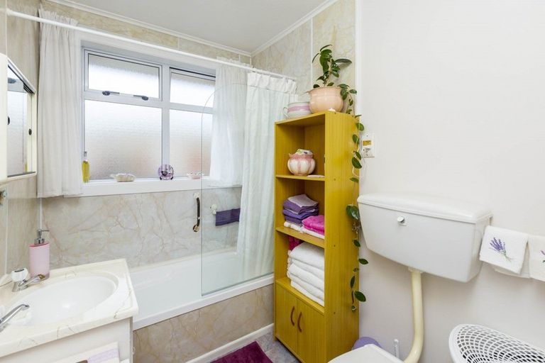 Photo of property in 2/15 Clouston Park Road, Ebdentown, Upper Hutt, 5018