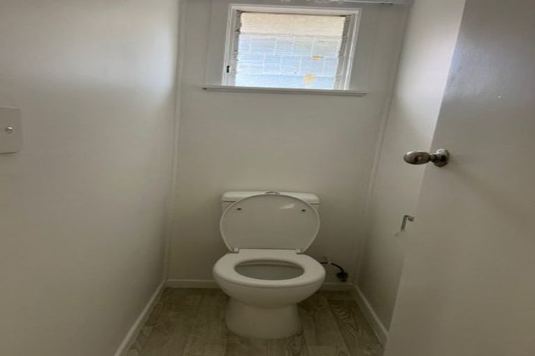 Photo of property in 73 Totaravale Drive, Totara Vale, Auckland, 0629