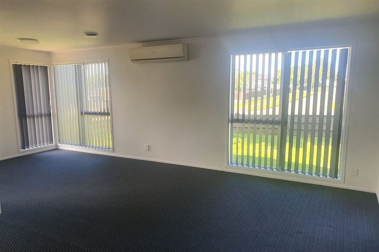 Photo of property in 24 Becker Drive, Weymouth, Auckland, 2103