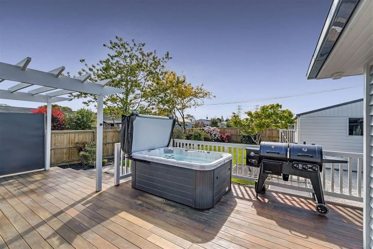 Photo of property in 99 Middlepark Road, Sockburn, Christchurch, 8042