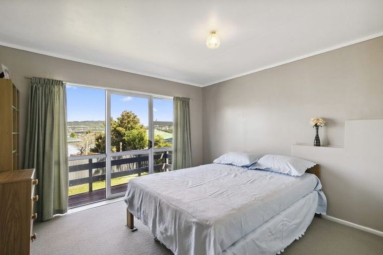 Photo of property in 23 Griffiths Grove, Newlands, Wellington, 6037
