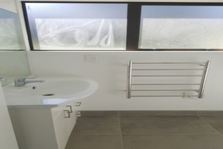 Photo of property in 1/2 Griffiths Place, Te Atatu South, Auckland, 0610