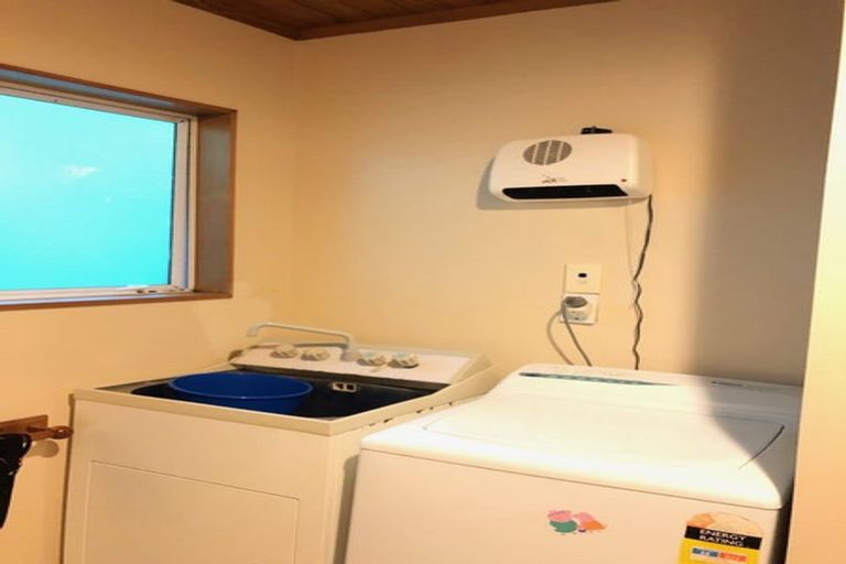 Photo of property in 28 Barker Rise, Northcross, Auckland, 0632