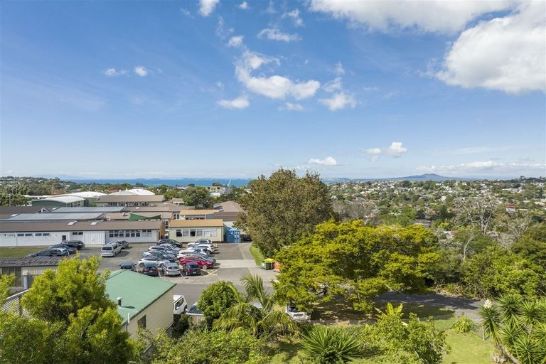 Photo of property in 763 East Coast Road, Northcross, Auckland, 0630
