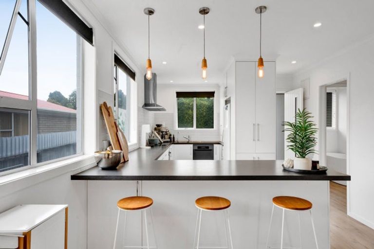 Photo of property in 15 Kowhai Street, Strandon, New Plymouth, 4312