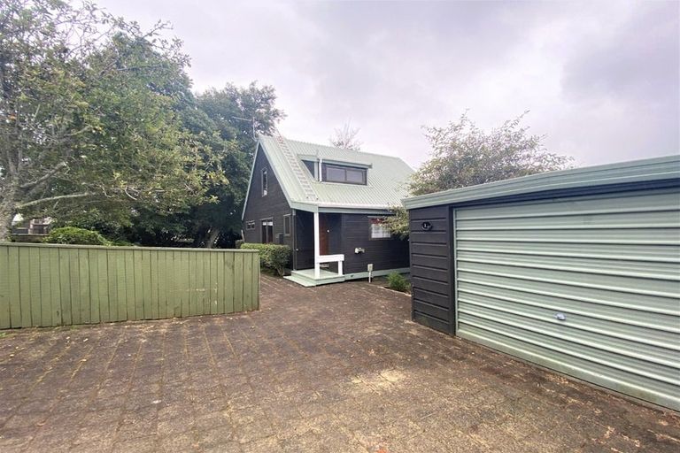 Photo of property in 1 Highlands Place, Highlands Park, New Plymouth, 4312