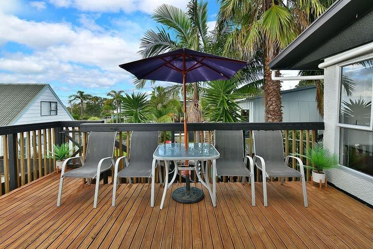 Photo of property in 43 Pohutukawa Avenue, Red Beach, 0932