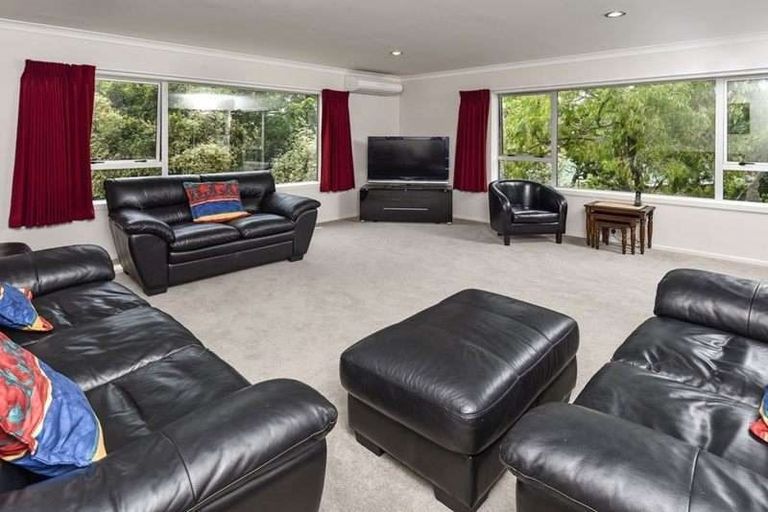 Photo of property in 8 Jessmae Place, Hillcrest, Auckland, 0627