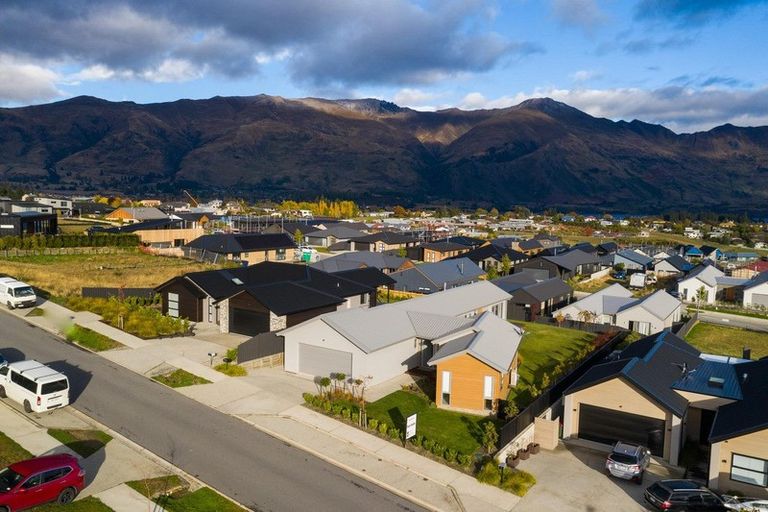 Photo of property in 8 The Heights Avenue, Wanaka, 9305