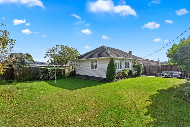 Photo of property in 57 Amberley Avenue, Te Atatu South, Auckland, 0610
