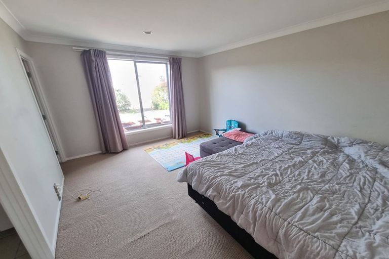 Photo of property in 9b Clearwater Cove, West Harbour, Auckland, 0618
