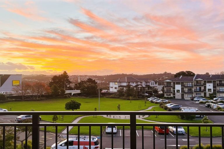 Photo of property in 13d/71 Spencer Road, Oteha, Auckland, 0632