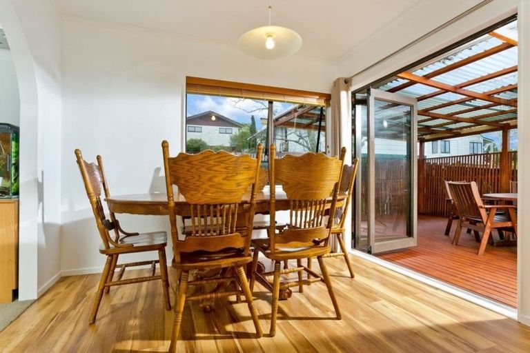 Photo of property in 1/17 Tetrarch Place, Totara Vale, Auckland, 0629