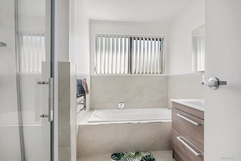 Photo of property in 26 West Harbour Drive, West Harbour, Auckland, 0618