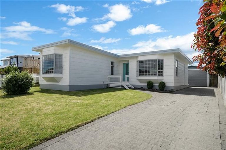 Photo of property in 36 Gray Avenue, Paraparaumu Beach, Paraparaumu, 5032